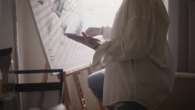 艺术家使用调色板刀绘画