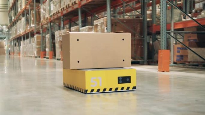 仓库机器人正在运送一个纸板箱