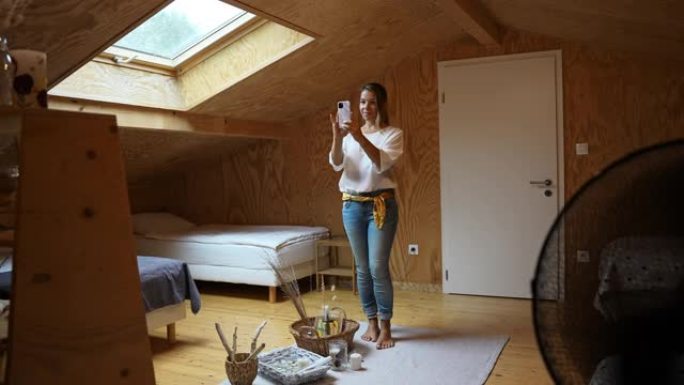 女人在小木屋里用手机拍照diy家居装饰