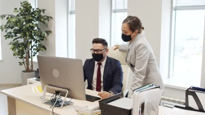 戴着口罩的商务同事讨论工作