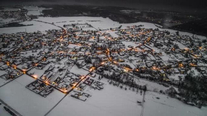 德国白雪皑皑的村庄的空中拍摄