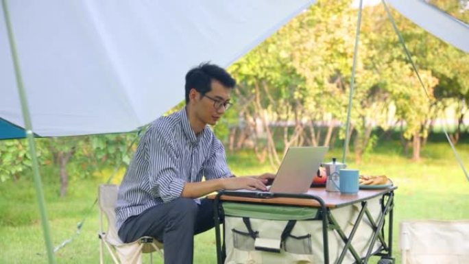 露营时在户外工作的商人