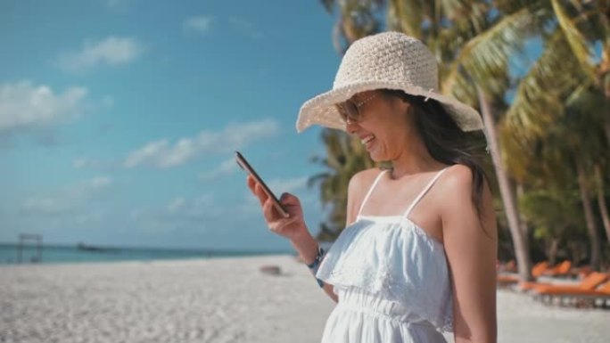 旅游妇女在度假中使用智能手机