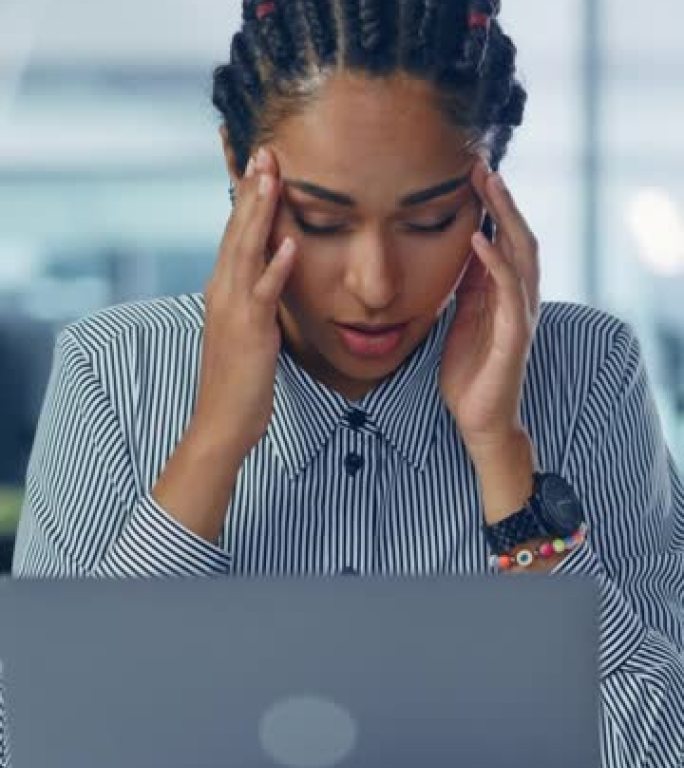 垂直视频。年轻的黑人上班族使用笔记本电脑，感到突然的疼痛，头痛，偏头痛。过度劳累的会计师感到项目压力