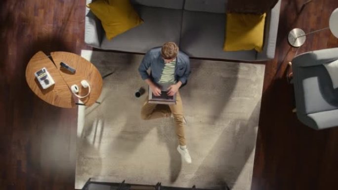 顶景公寓: 年轻人开始使用坐在客厅地毯上的笔记本电脑。富有创造力的自由职业者开始在家远程工作。做电子