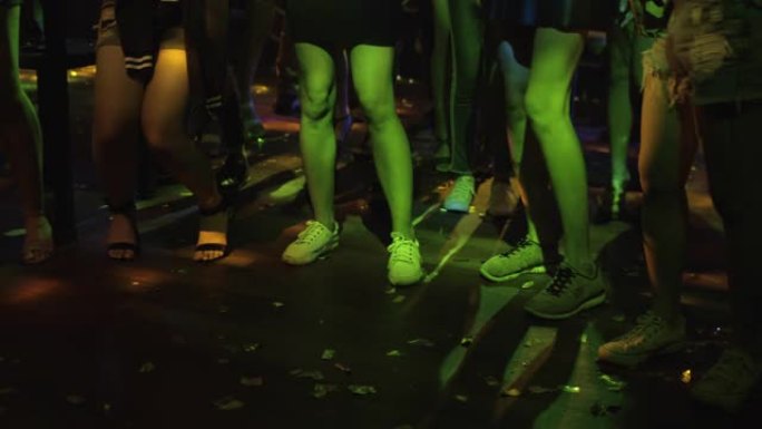 派对期间人们在俱乐部跳舞，慢动作