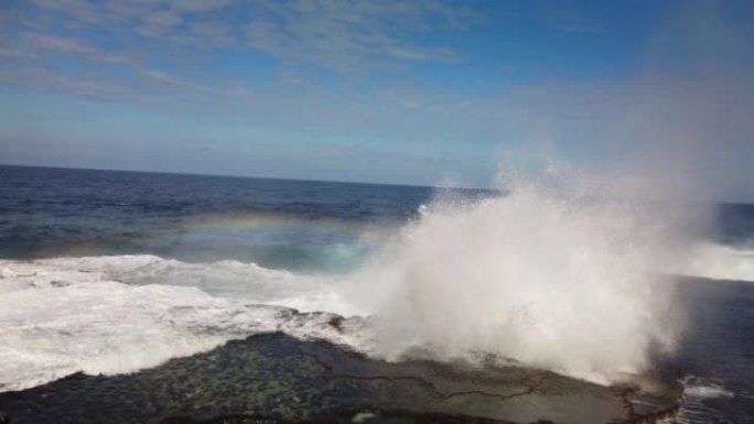 海浪的空中特写镜头在暴风雨来临前坠入荒岛的岩石悬崖。