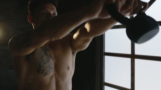 在健身馆里，男人用汗水在皮肤上伸展肌肉，伸展身体。真实的身体概念。