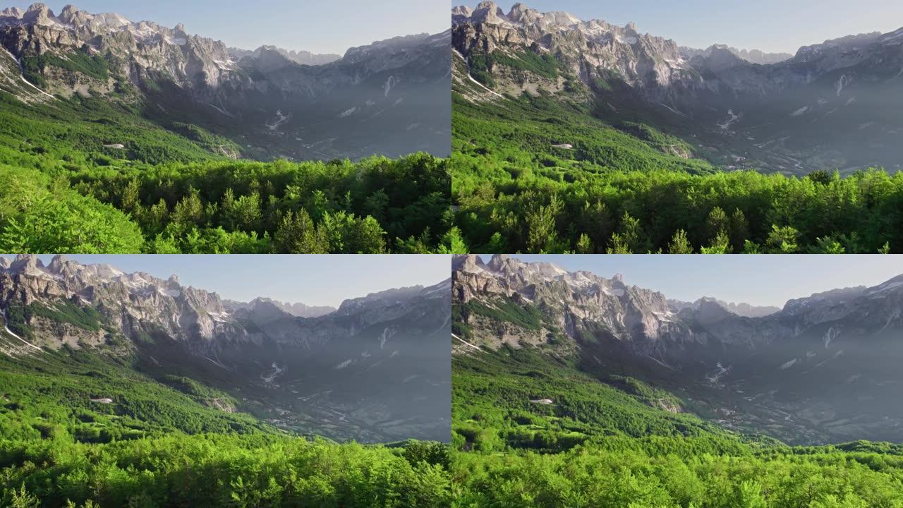 阿尔巴尼亚国家公园。日出时的阿尔巴尼亚阿尔卑斯山鸟瞰图。飞越绿树，俯瞰着Thethi村庄和雄伟的山脉