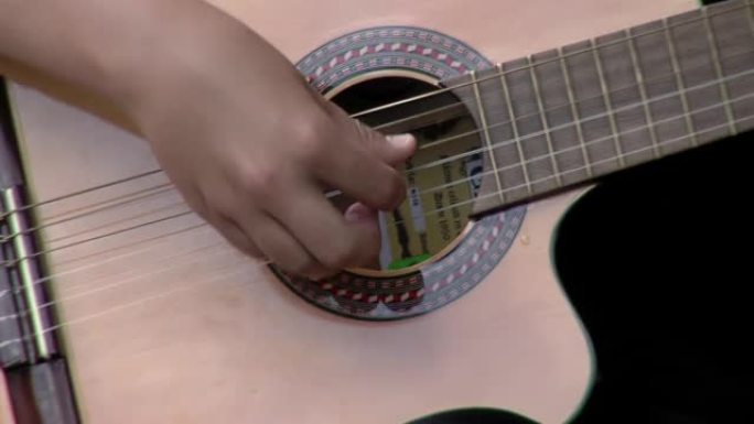 阿根廷恩特雷里奥斯省户外弹吉他的人。特写。