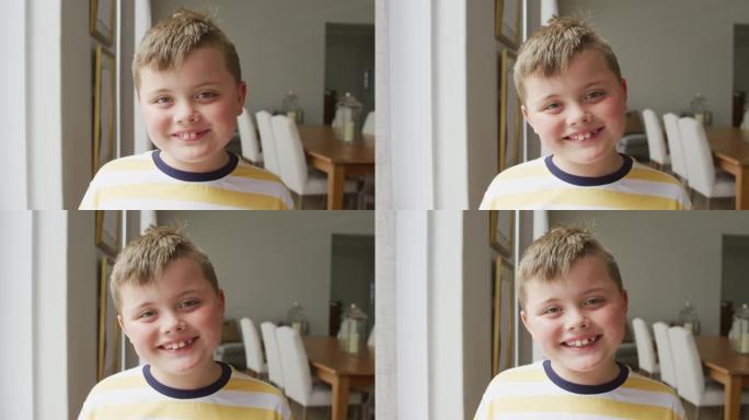白人男孩站在家里的客厅微笑的肖像