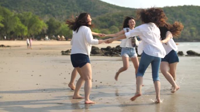 一群朋友在日落时带着快乐的情感在沙滩上跳舞: 露营，旅行和友谊的概念