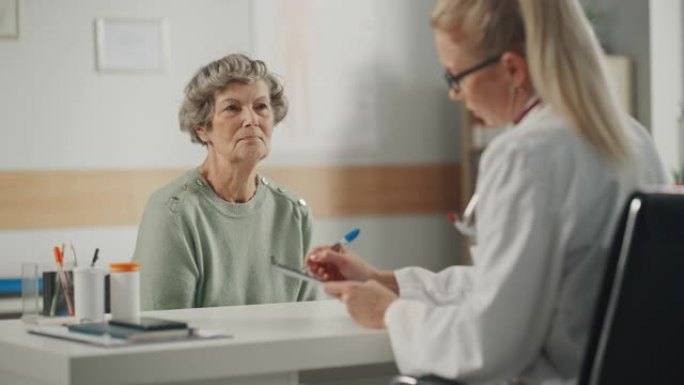 女家庭医生在健康诊所会诊期间写下高级妇女的医疗问题。穿着白大褂的医生在医院办公室给老年病人开处方。