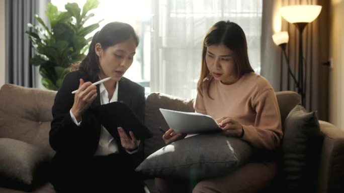 亚洲个人银行家在家向客户解释投资价值，家庭财务顾问