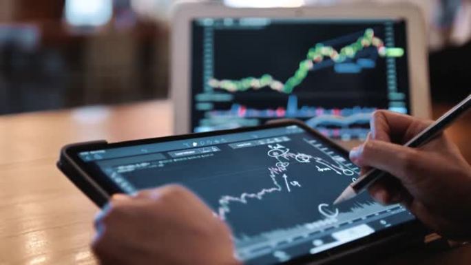 证券交易所分析，在线交易，交易员在股市交易大厅使用数字平板电脑