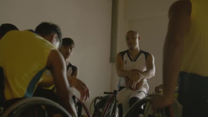 篮球残疾人运动队准备篮球练习。