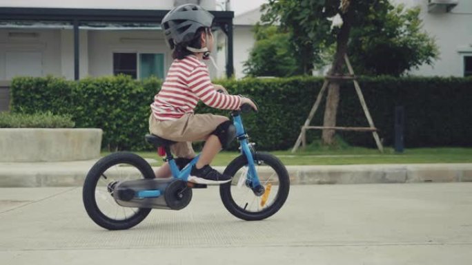 在街上骑平衡自行车的孩子。