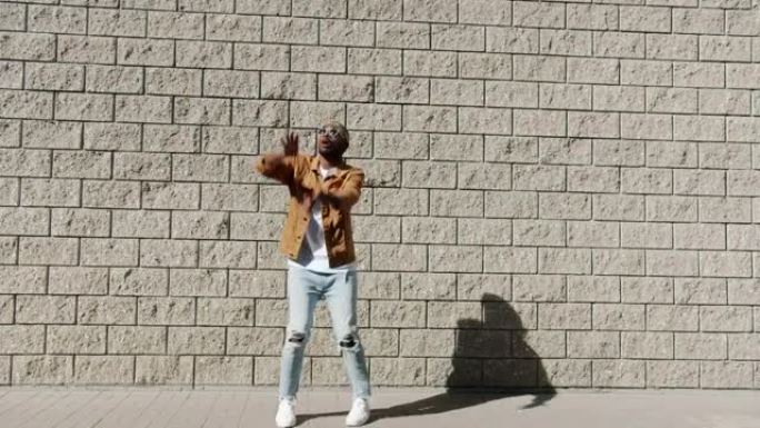 快乐的非洲裔美国男嘻哈舞者在阳光明媚的夏日在户外玩得开心