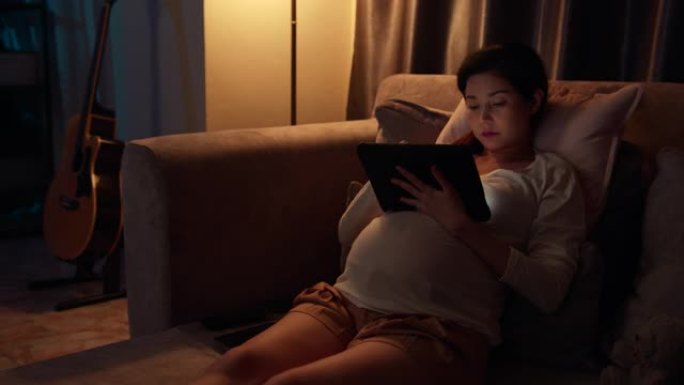 孕妇在平板电脑上为婴儿购物。