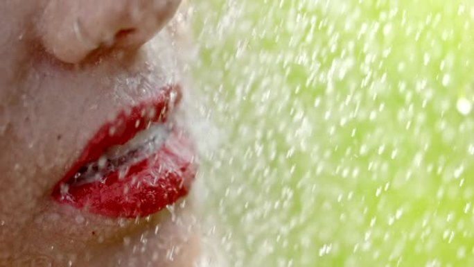 超级SLO MO水滴落在女人脸上，带有强烈的红色唇膏