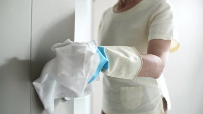 在家擦拭门把手消杀工作喷洒消毒水保洁消毒