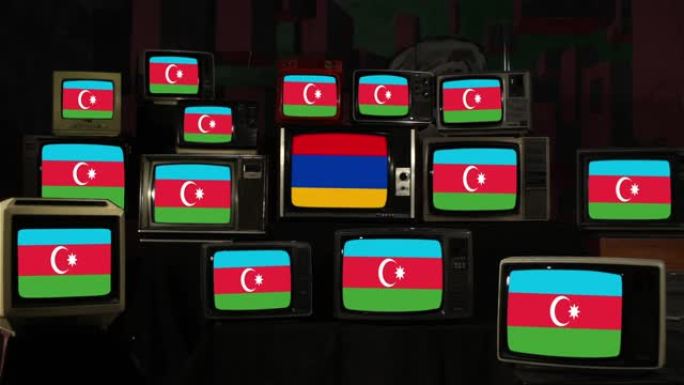 堆放在老式电视机上的阿塞拜疆国旗中有亚美尼亚国旗。纳戈尔诺-卡拉巴赫冲突的概念。