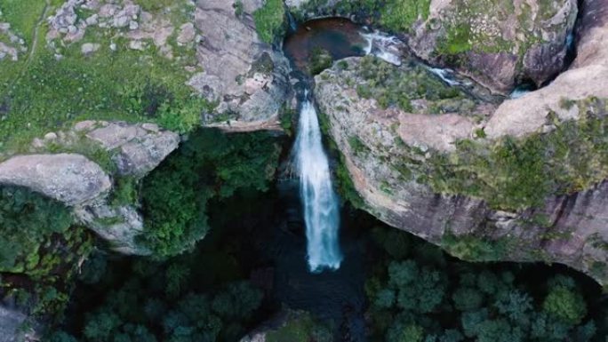 南非夸祖鲁-纳塔的德拉肯斯贝格山脉下环绕着郁郁葱葱的绿色森林和跳水池的古都瀑布壮丽美丽的清水的鸟瞰图