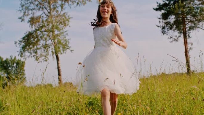 穿着白色连衣裙的时间扭曲小女孩在高草丛中奔跑