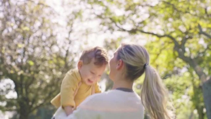 母亲的照顾，快乐的自然和与妈妈一起在公园里微笑的婴儿，在花园里的家庭爱情和夏天的早晨平静。孩子和父母