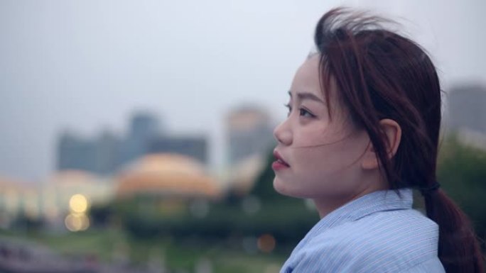 中国年轻女子在城市中的肖像