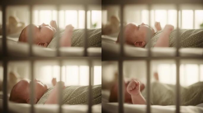真实的特写镜头，一个可爱的新生婴儿躺在婴儿床的背上。一个高加索新生儿幼儿在舒适的家庭空间的俏皮肖像。