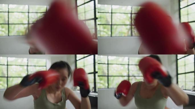 在家进行体育女子拳击训练