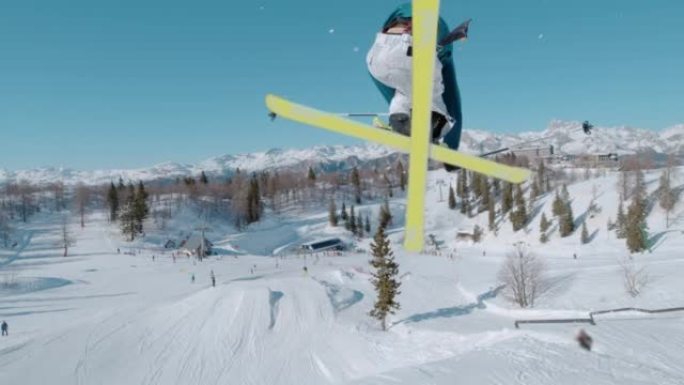 慢动作: 跟随自由式滑雪者跳上大型空中踢脚的惊人景象