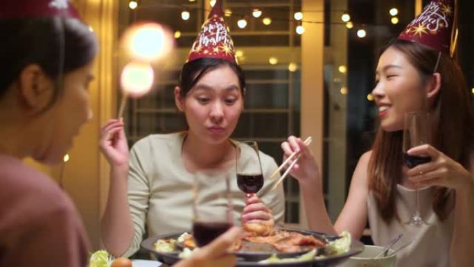 派对烧烤晚餐，一群亚洲女性用酒杯享受派对之夜