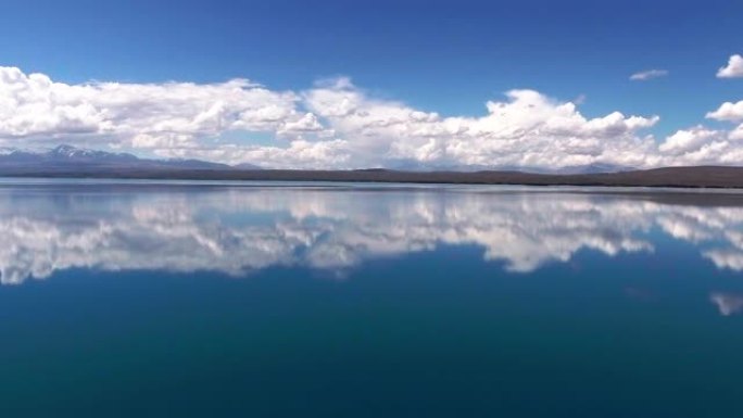 水晶湖上空的云反射