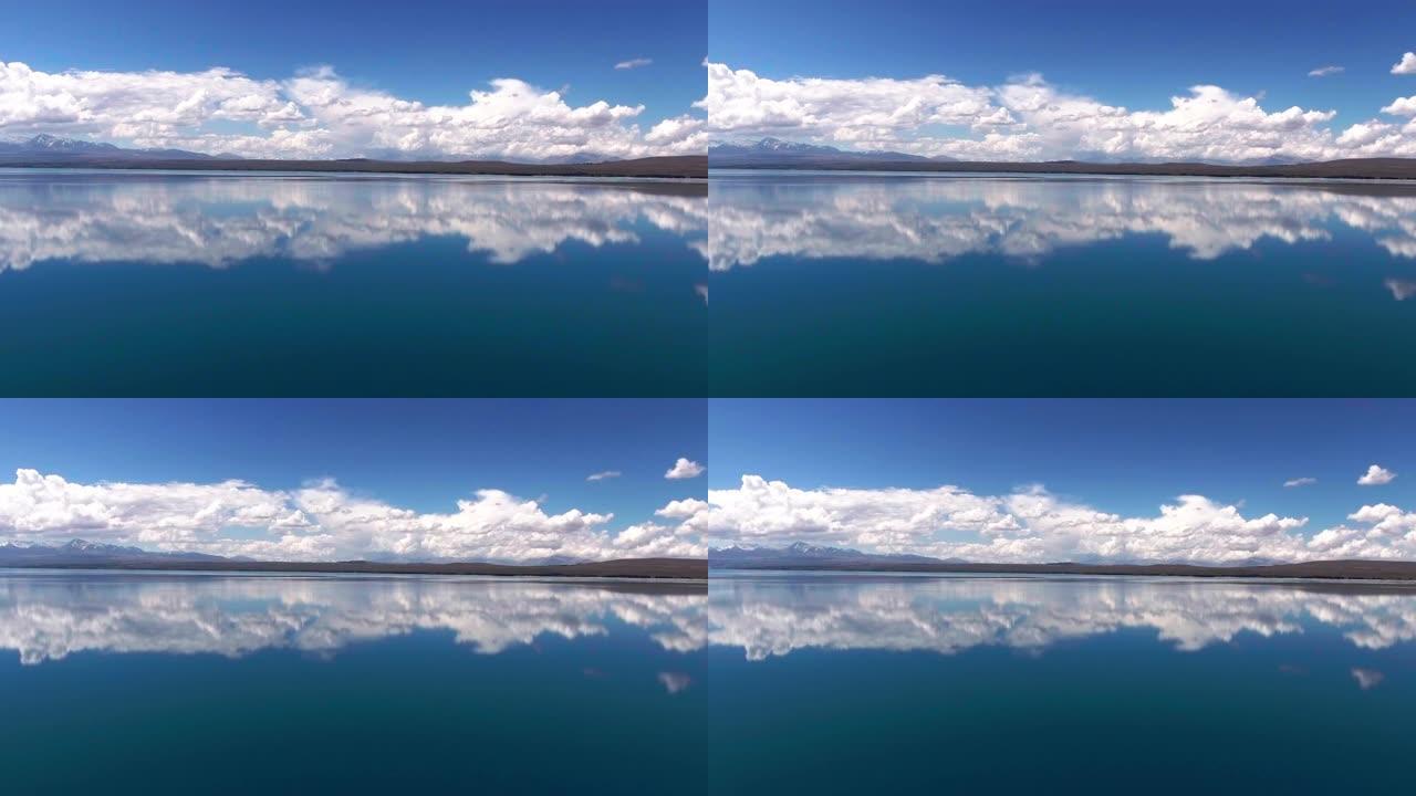 水晶湖上空的云反射