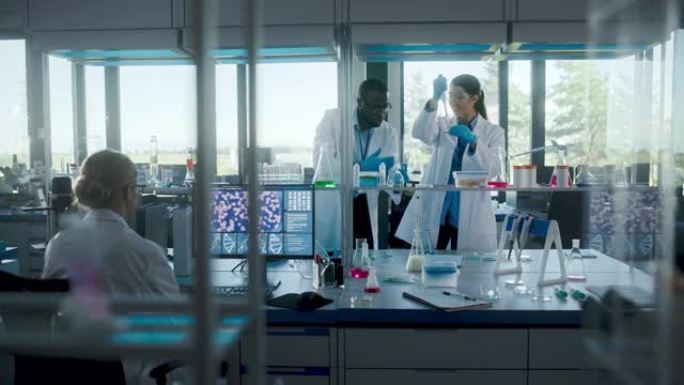 医学实验室与不同团队的微生物学研究科学家交谈，与显微镜，计算机，微量移液器合作。开发药物高科技设备。