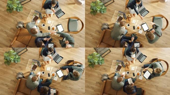 顶视图，握手或商务人员在会议和平板电脑，笔记本电脑或团队合作在现代办公室。战略规划中的男性、女性或科