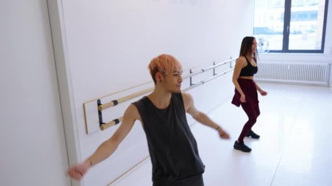 在舞蹈学院跳舞的年轻男女