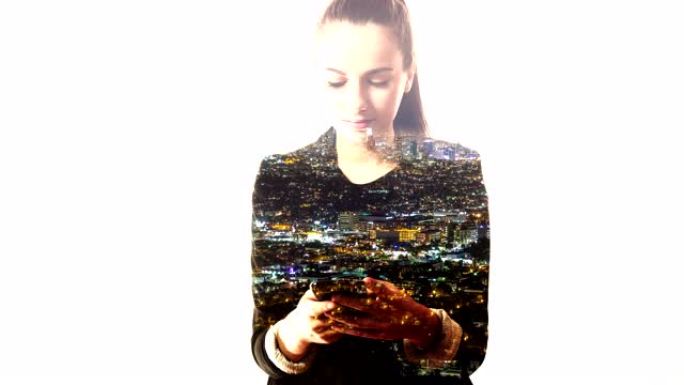 年轻女子女士使用智能手机叠加在夜间拍摄的城市景观上