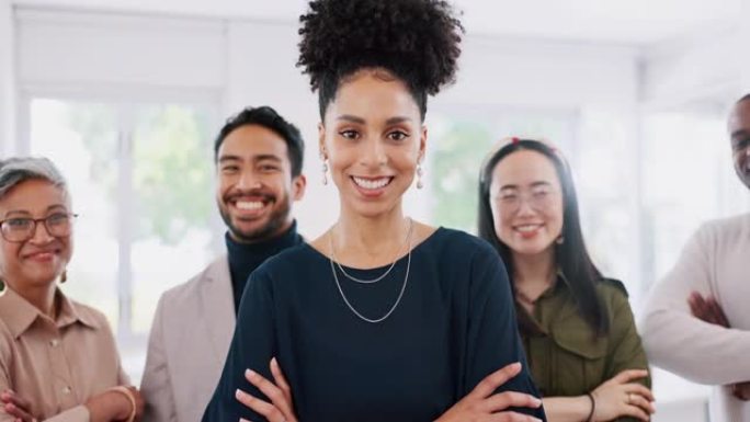 商业，黑人女性双臂交叉，带着微笑、自信和营销代理团队在办公室。团队合作，领导或经理与员工，小组项目计