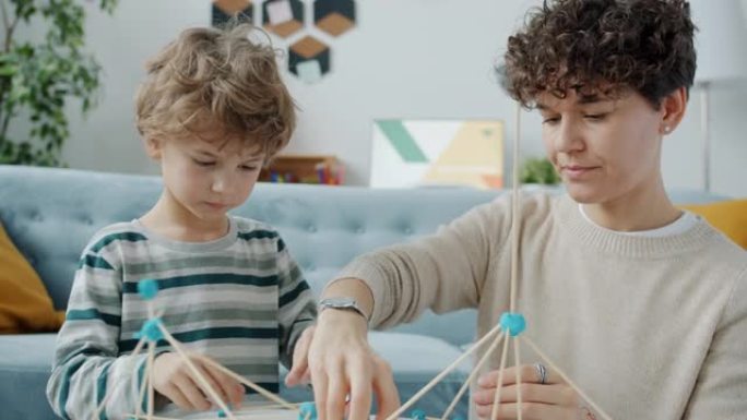 聪明的孩子和妈妈一起做手艺，在家做游戏面团设计