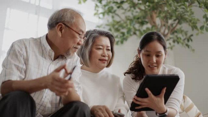 使用数字平板电脑技术学习亚洲老年人