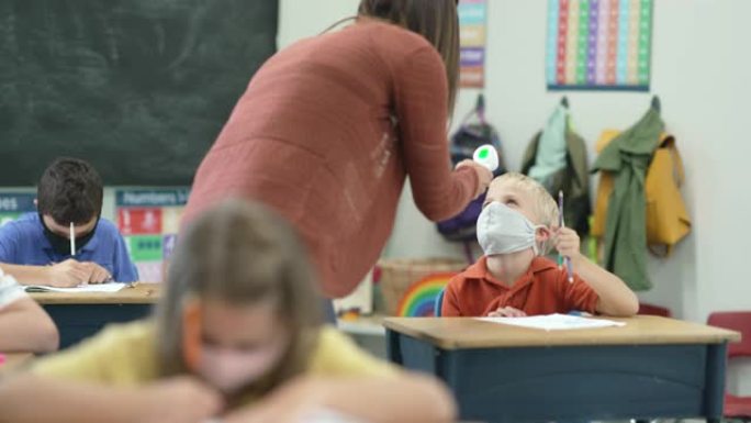 小学生接受体温检查