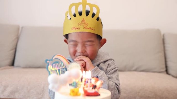 小男孩许愿与生日蛋糕