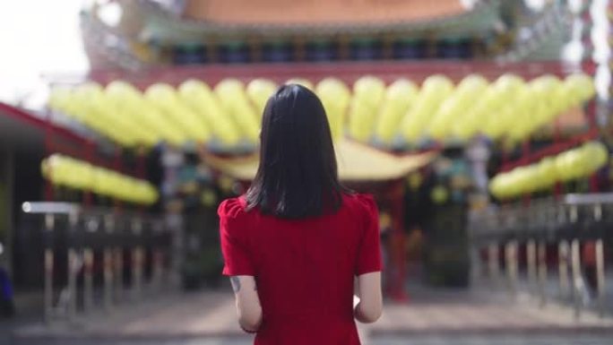在中国的新年里，妇女向神灵献上祭品。