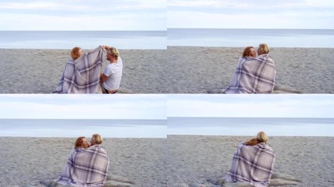一对年轻夫妇在海滩上舒适的4k视频片段