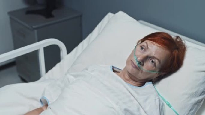 医院病床上有氧气管的女人