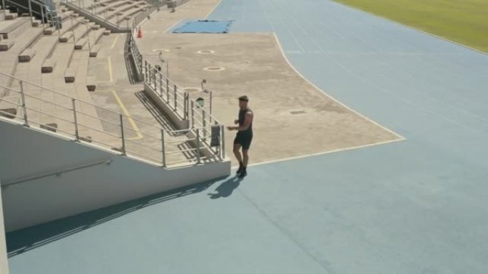 一名男运动员跑步后离开赛道的4k视频片段