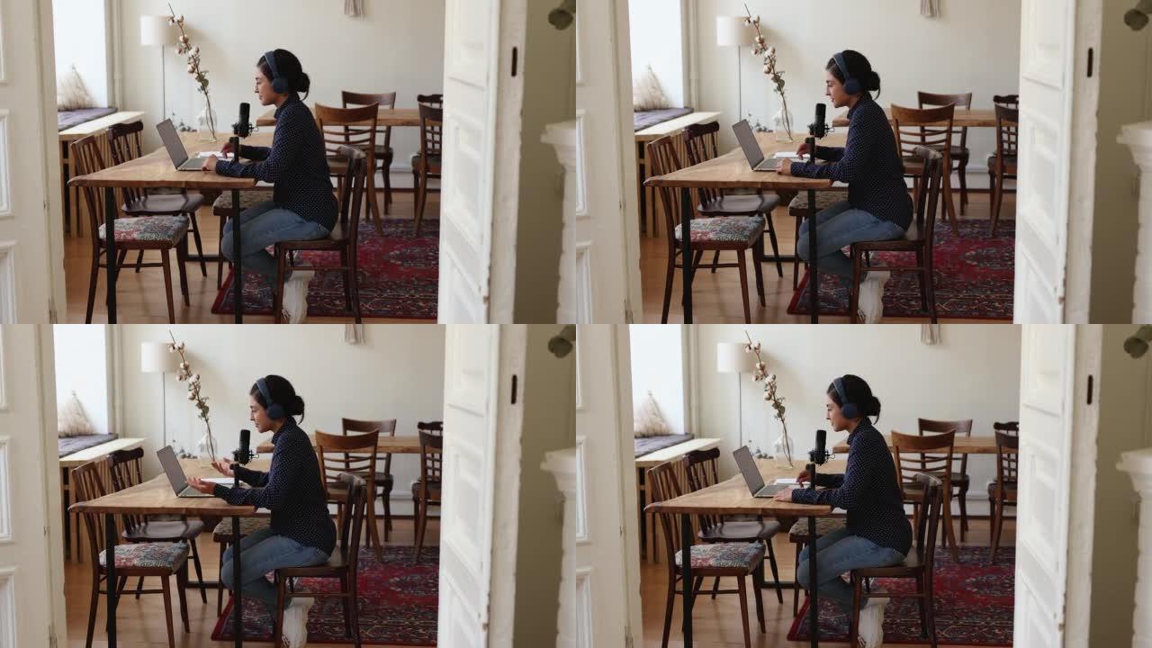 印度妇女看着笔记本电脑屏幕，向迈克讲话